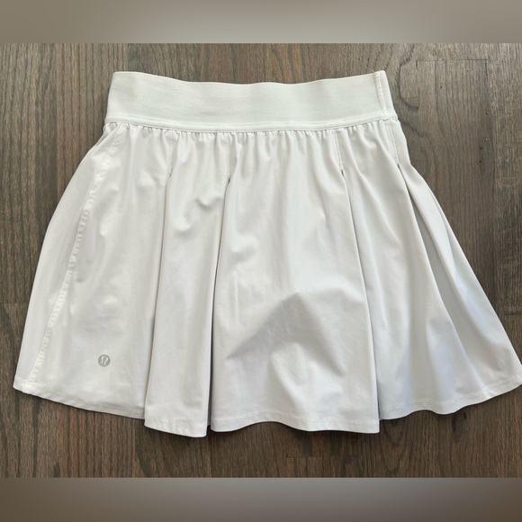 Lululemon athletica Tennis Time Skirt in White. Size 4. - Picture 4 of 6
